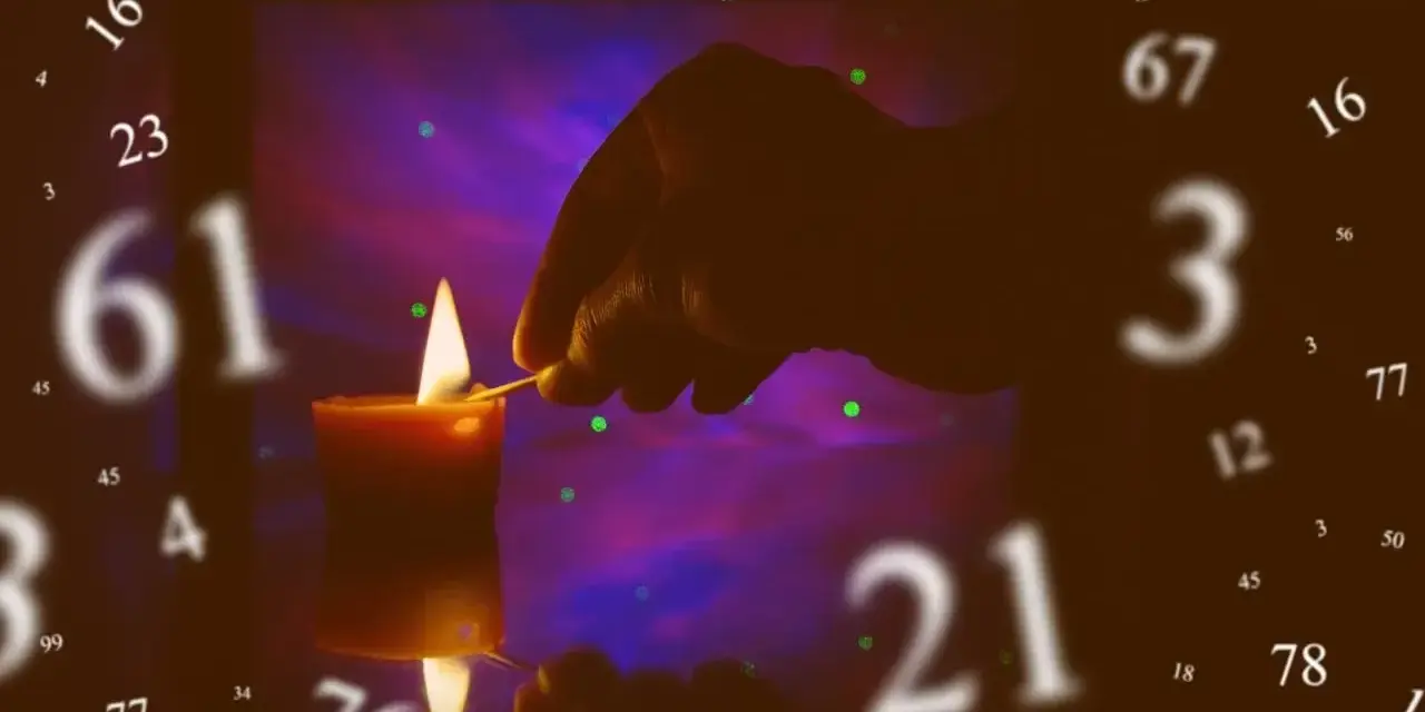 Dłoń zapala świecę, otoczona liczbami. W tle fioletowo-różowe światło. Numerologia 3 i 8 w centrum uwagi.