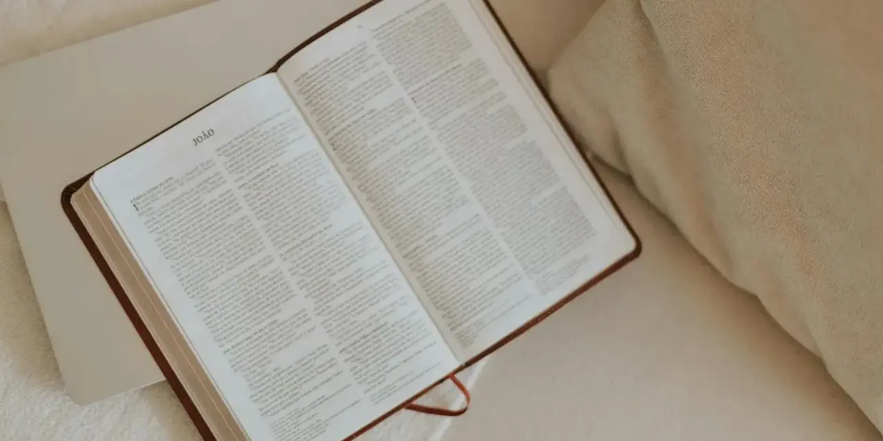 Otwarta Biblia, przygotowana do modlitwy do Jezusa. Tekst na stronach jest czytelny, a całość tworzy spokojną atmosferę.