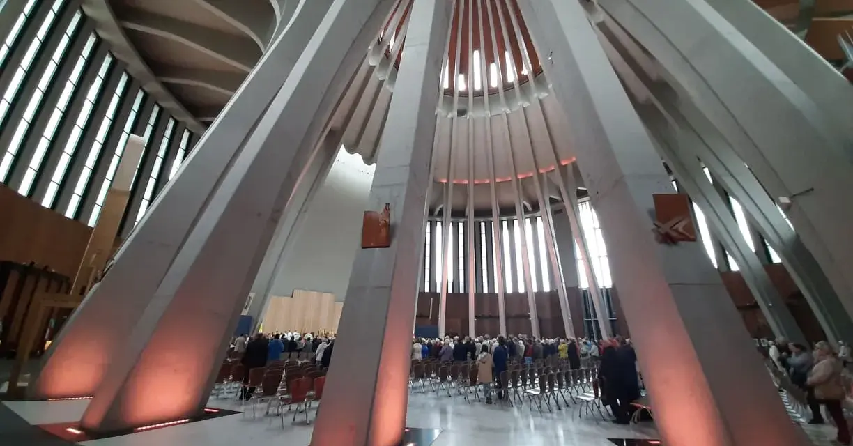 Wnętrze nowoczesnej świątyni z betonowymi kolumnami i oświetleniem. Czy to symbol opatrzności co to znaczy?