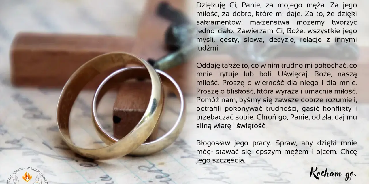 Dwie obrączki ślubne na tle krzyża i tekstu modlitwy. Modlitwa żony za męża o miłość, wierność i szczęście.