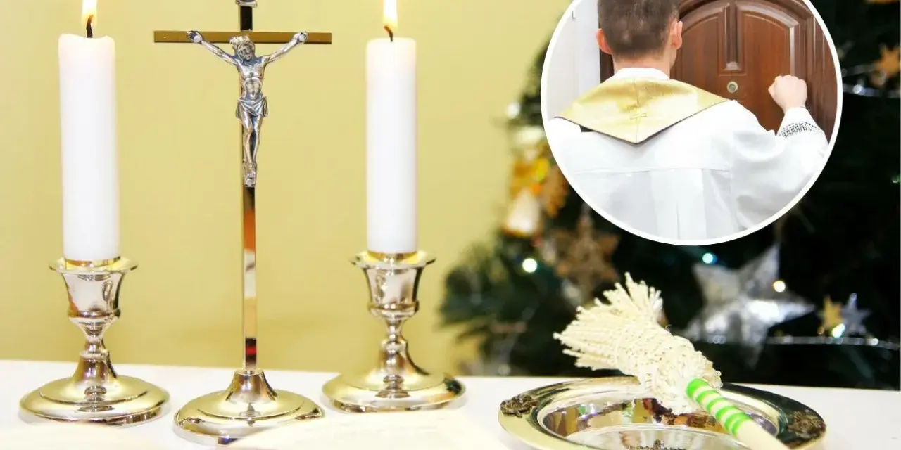 Ksiądz w białej albie puka do drzwi, rozpoczynając poświęcenie domu. Obok świece, krzyż i kropidło.