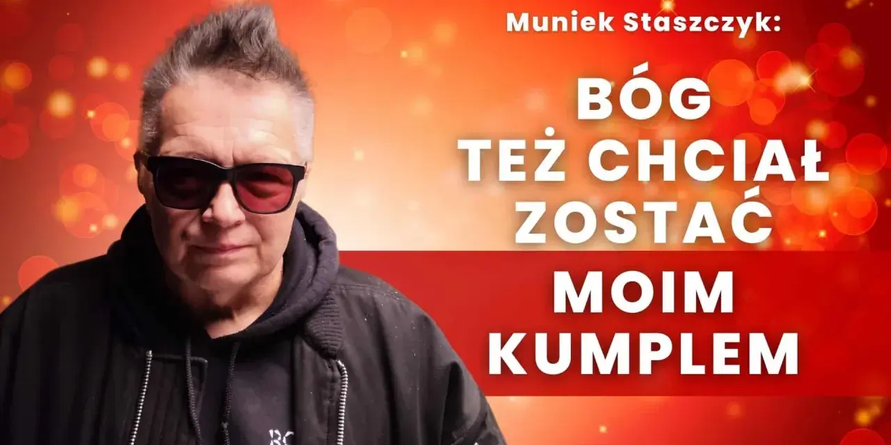 Muniek Staszczyk w okularach, na tle czerwonych świateł. Napis: "Bóg też chciał zostać moim kumplem".