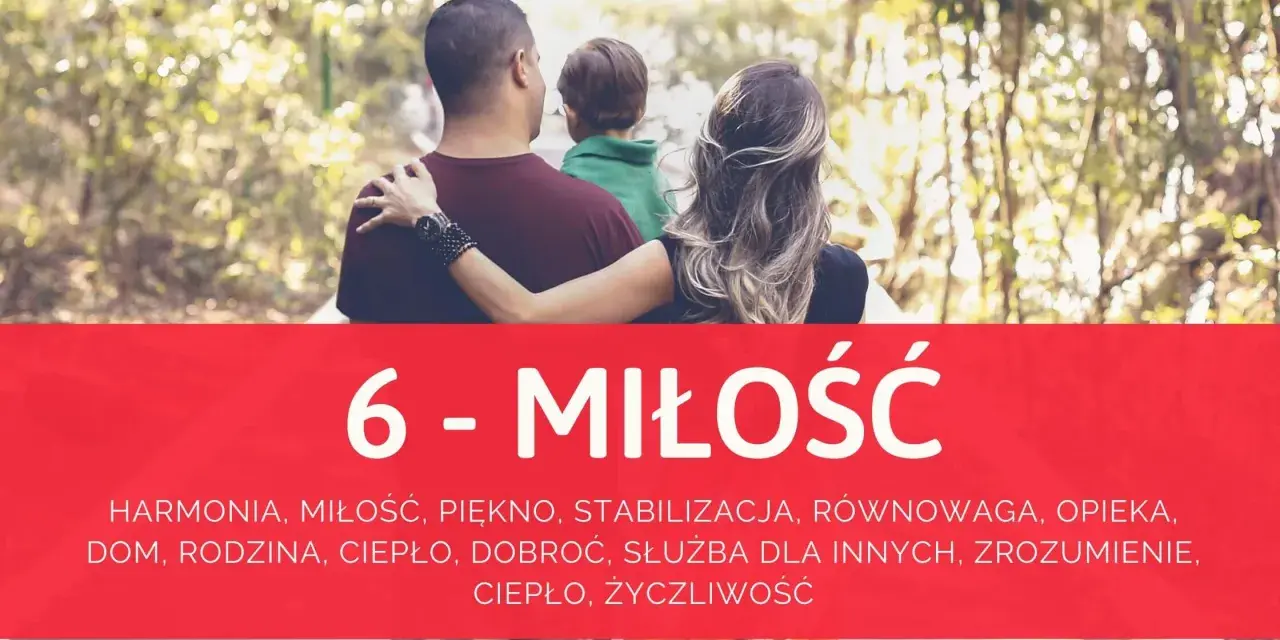 Rodzina objęta ramionami, symbolizująca numerologiczną 6 mężczyzna. Miłość, harmonia, dom i opieka.