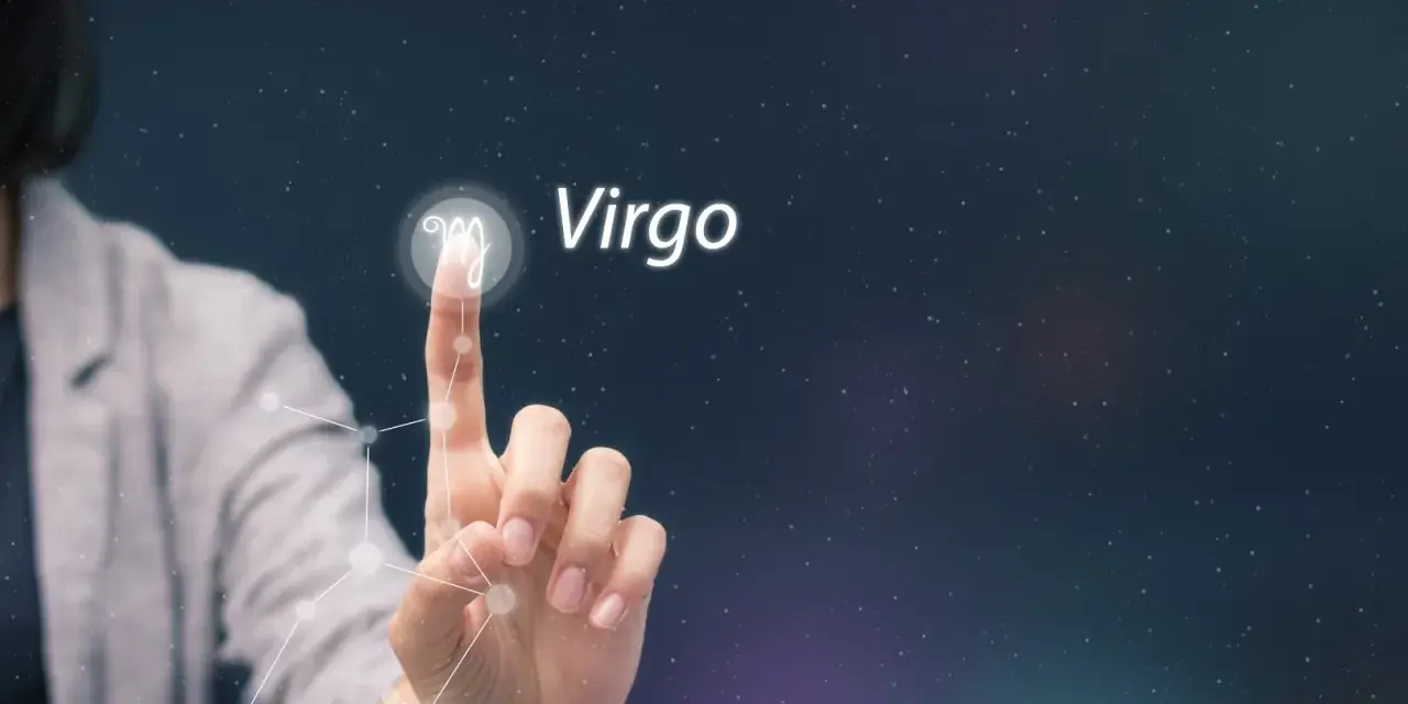 Dłoń dotyka symbolu Panny, gwiazdozbioru Virgo, na tle nocnego nieba.