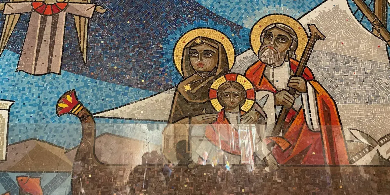 Mozaika przedstawia Świętą Rodzinę na łodzi, z aniołem zwiastującym. To niewiasta, o której mówił Bóg do węża, zapowiadając przyszłe zwycięstwo.
