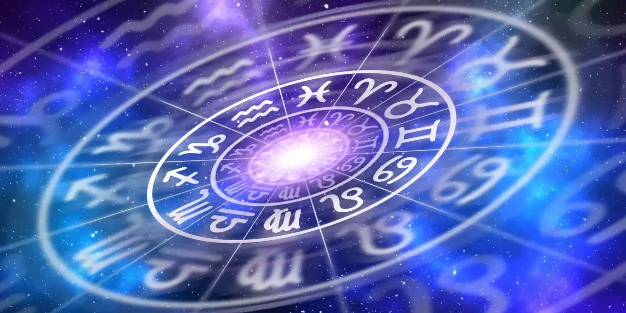 Koło zodiaku na tle kosmosu. Czy Baran, najbardziej agresywny znak zodiaku, jest widoczny?