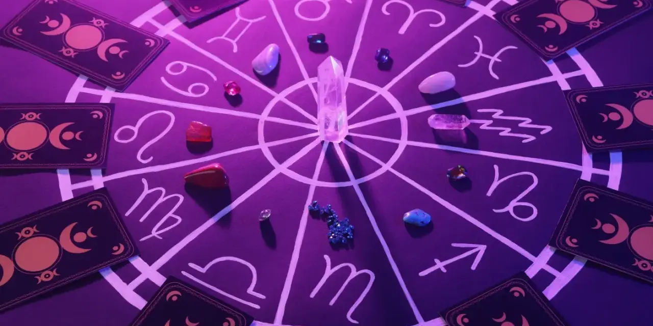 Okrąg zodiaku z kryształem i kamieniami. Wokół karty tarota. Czyżby to symbolika najbardziej mściwego znaku zodiaku?