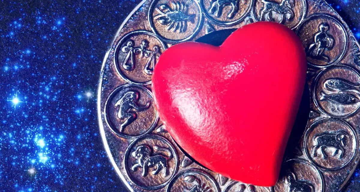 Czerwone serce na tle zodiaku, gdzie widoczny jest symbol Panny i Koziorożca.