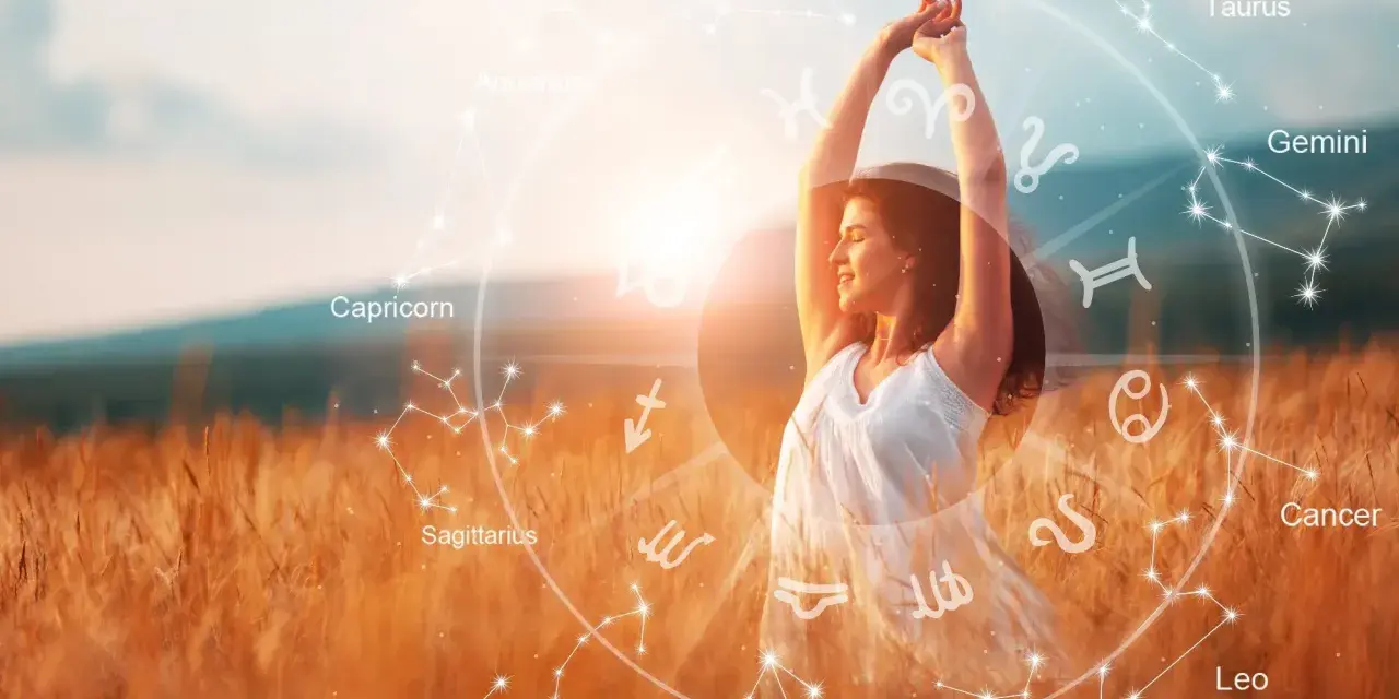 Kobieta w białej sukience cieszy się słońcem na polu. Wokół niej krąg znaków zodiaku, symbolizujący numerologię codzienną.