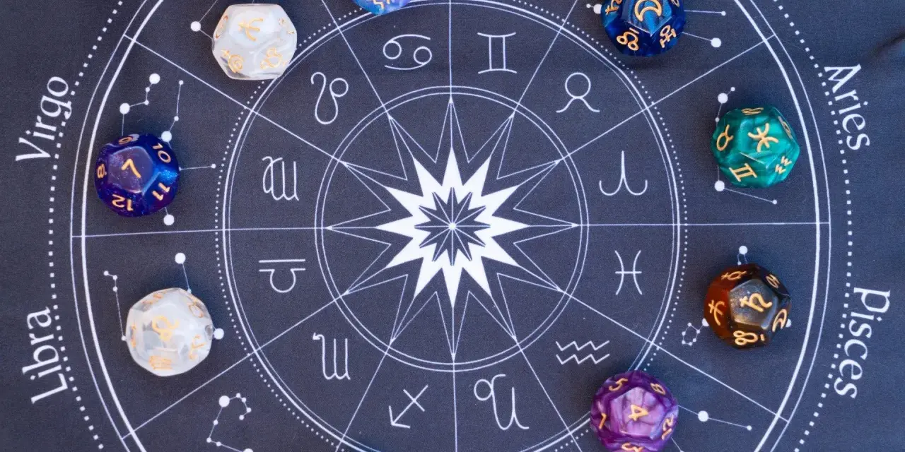 Kości do gry z symbolami zodiaku i numerologią 33.