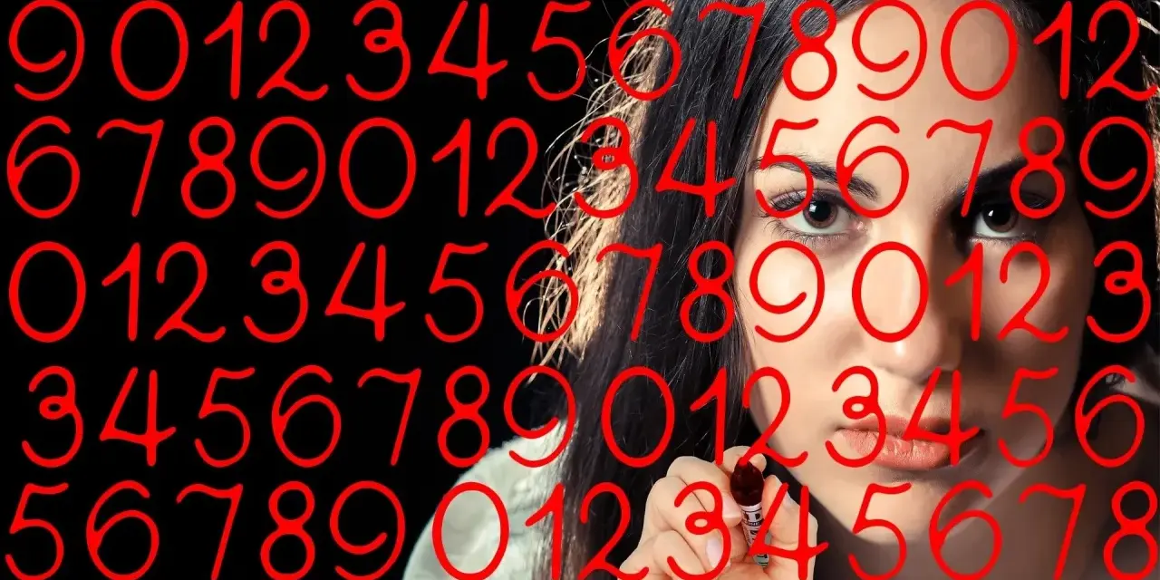 Kobieta pisze liczby, wśród nich numerologiczna 8 i 9.