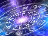 Obracający się krąg zodiaku na tle kosmosu. Czy wśród tych symboli kryją się najsłabsze znaki zodiaku?
