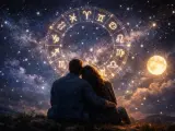 Para zakochanych patrzy na koło zodiaku, gdzie widnieją symbole Raka i Skorpiona. Księżyc i gwiazdy tworzą magiczną atmosferę.