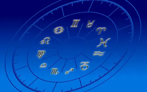 Złote symbole znaków zodiaku na tle niebieskiej tarczy. Czy znaki zodiaku to grzech? Zastanówmy się nad tym, patrząc na te mistyczne symbole.