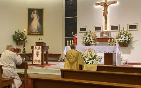 Szósty dzień nowenny do Miłosierdzia Bożego. W kościele trwa modlitwa.