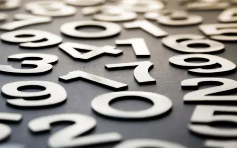 Rozrzucone cyfry tworzą chaos, ale w tym bałaganie kryje się numerologiczna 10 – symbol początku i pełni.