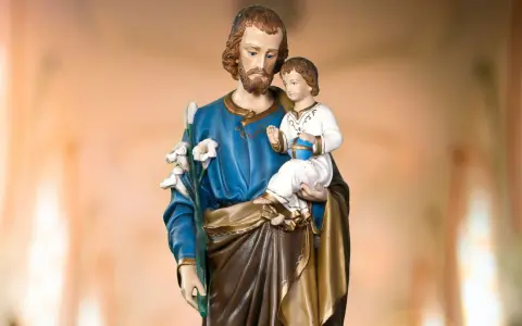 Święty Józef z Dzieciątkiem Jezus, symbol opieki i modlitwy o utrzymanie pracy.