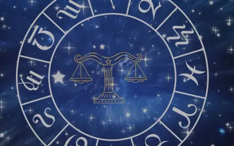 Zodiakalny krąg z symbolem Wagi w centrum. Wokół widoczne inne znaki powietrzne i gwiezdne tło.