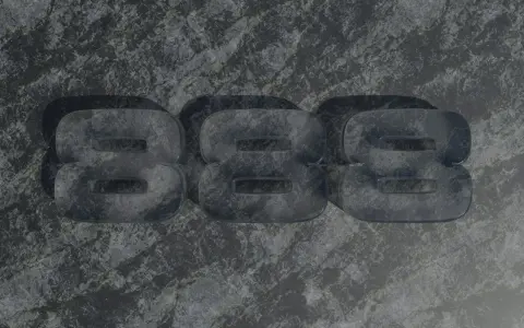 Trzy przezroczyste ósemki na kamiennym tle. 888 znaczenie symbolizuje obfitość i duchowe przebudzenie.