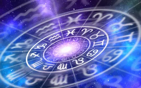 Obracający się krąg zodiaku na tle kosmosu. Czy wśród tych symboli kryją się najsłabsze znaki zodiaku?