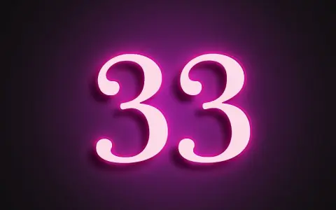 Lśniące cyfry 33 na fioletowym tle. Numerologiczna 6 z 33, symbolizująca mistrzowskie liczby.