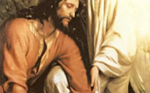 Jezus klęczy w Ogrodzie Oliwnym, pogrążony w modlitwie. Obok niego anioł podtrzymuje go.
