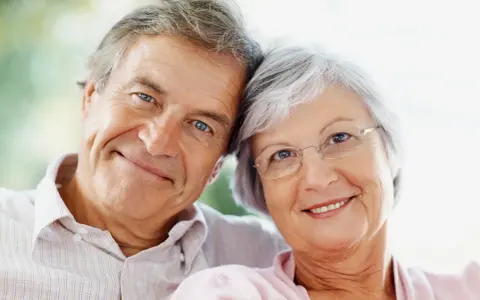 Uśmiechnięta para seniorów. Ona numerologiczna 2, on jej idealny partner.