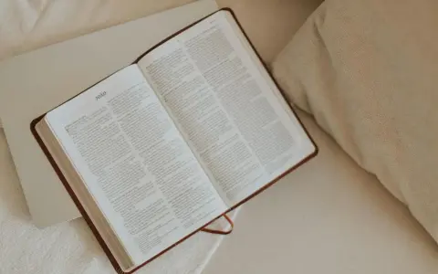 Otwarta Biblia, przygotowana do modlitwy do Jezusa. Tekst na stronach jest czytelny, a całość tworzy spokojną atmosferę.