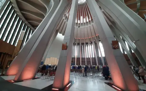 Wnętrze nowoczesnej świątyni z betonowymi kolumnami i oświetleniem. Czy to symbol opatrzności co to znaczy?