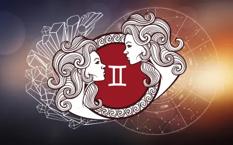 Dwie twarze Bliźniąt patrzą na siebie, symbolizując ich związek. W tle koło zodiaku i kryształy.