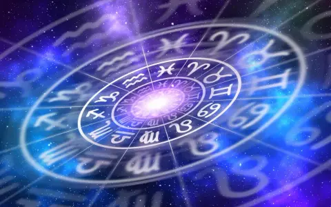 Koło zodiaku na tle kosmosu. Czy Baran, najbardziej agresywny znak zodiaku, jest widoczny?