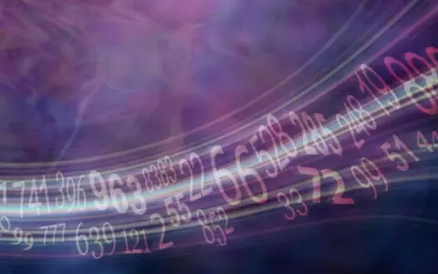 Fale liczb, w tym numerologiczna 1 i 4, płyną przez fioletowe, mgliste tło, tworząc dynamiczną wizję danych.