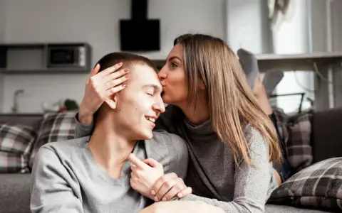 Para, całująca ukochanego w czoło. Ich bliskość sugeruje, że należą do najbardziej namiętnych znaków zodiaku.