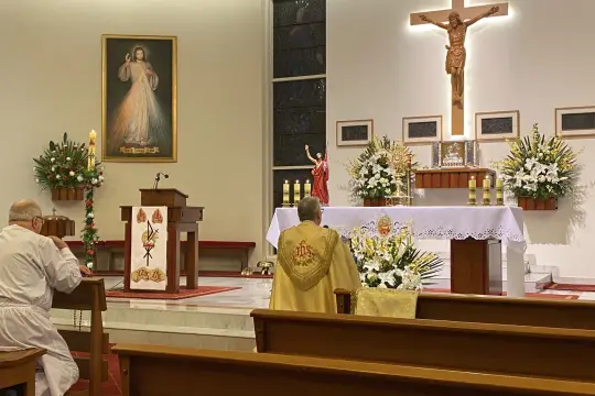 Szósty dzień nowenny do Miłosierdzia Bożego. W kościele trwa modlitwa.