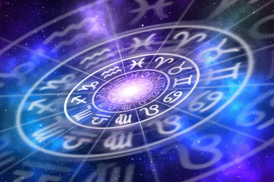 Koło zodiaku na tle kosmosu. Czy Baran, najbardziej agresywny znak zodiaku, jest widoczny?