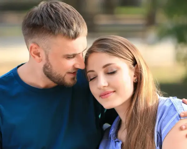 Baran i Bliźnięta, ich przyjaźń kwitnie. On obejmuje ją czule, ona wtula się w jego ramię.