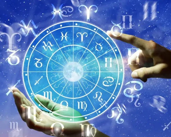 Zodiakalny krąg z księżycem i gwiazdami. Dłoń dotyka symbolu Lwa, sugerując przyjaźń z Bliźniętami.