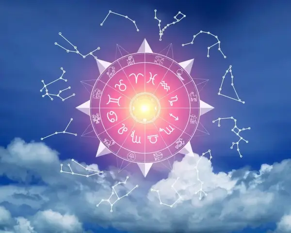 Okrąg zodiaku i konstelacje na tle nieba. Czy wodniki są zazdrosne? Gwiazdy milczą, ale koło horoskopu się kręci.