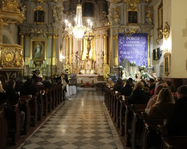 Wnętrze kościoła, wierni na ławkach. Może to miejsce modlitwy do św. Rafała Archanioła o męża.