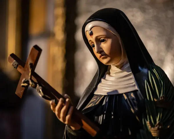 Figurka zakonnicy z krzyżem w dłoni, symbol nadziei w beznadziejnych sprawach.