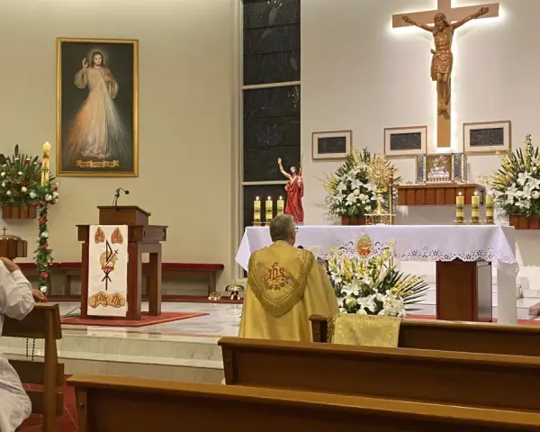 Szósty dzień nowenny do Miłosierdzia Bożego. W kościele trwa modlitwa.