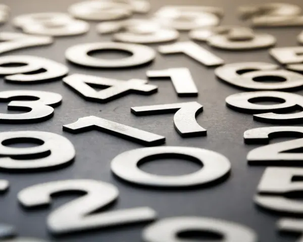 Rozrzucone cyfry tworzą chaos, ale w tym bałaganie kryje się numerologiczna 10 – symbol początku i pełni.