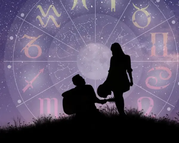 Sylwetki zakochanych pod rozgwieżdżonym niebem, na tle koła zodiaku. Ich związek, jak bliźnięta, pełen jest harmonii i wzajemnego zrozumienia.