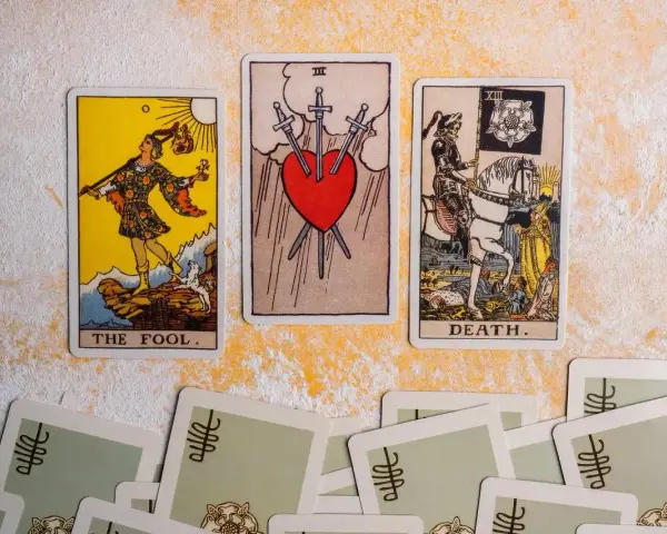 Tarot dla panien tygodniowy: karty Głupiec, Trójka Mieczy i Śmierć.