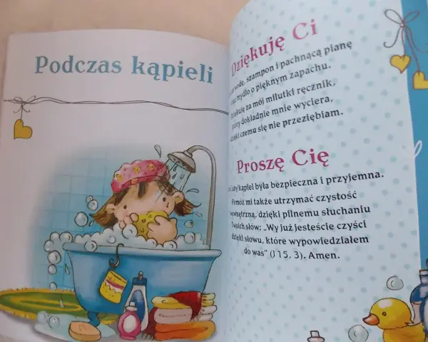 Dziecko w wannie, myje się gąbką. Obok stosik ręczników i kosmetyki. Krótka modlitwa dziękczynna za kąpiel.