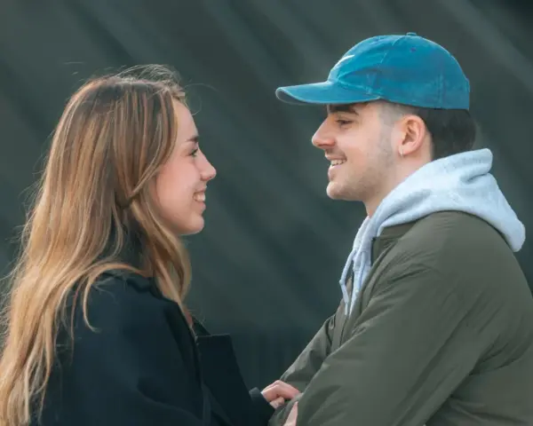 Uśmiechnięta para, jak rak i koziorożec, przyciąganie widać w ich spojrzeniach.