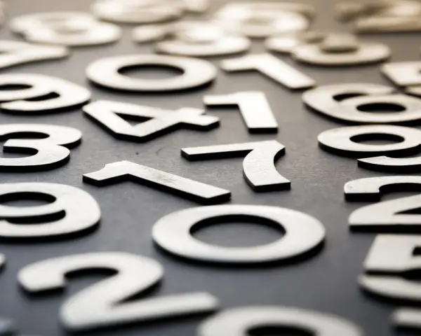 Rozrzucone cyfry tworzą chaos, ale w tym bałaganie można dostrzec numerologiczną trójkę.