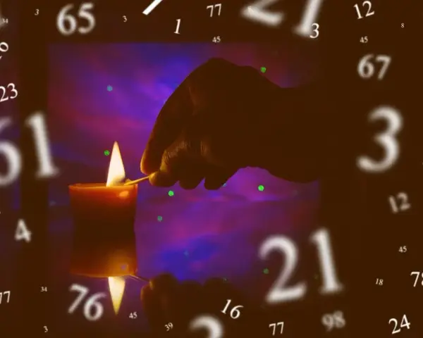 Dłoń zapala świecę, otoczona liczbami. W tle fioletowo-różowe światło. Numerologia 3 i 8 w centrum uwagi.