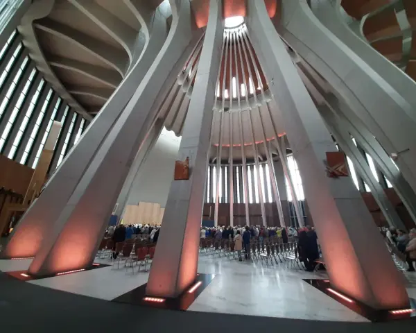 Wnętrze nowoczesnej świątyni z betonowymi kolumnami i oświetleniem. Czy to symbol opatrzności co to znaczy?