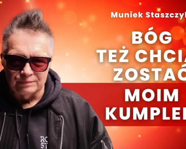 Muniek Staszczyk w okularach, na tle czerwonych świateł. Napis: "Bóg też chciał zostać moim kumplem".